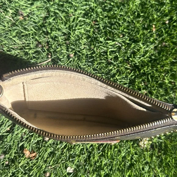 Louis Vuitton 
Authentic 
Milla Pochette Monogram Canvas MM - Picture 9 of 9